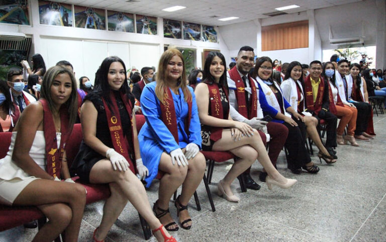 CIENCIAS ECONÓMICAS / Así fue el acto de grado de la XX promoción de la Unerg