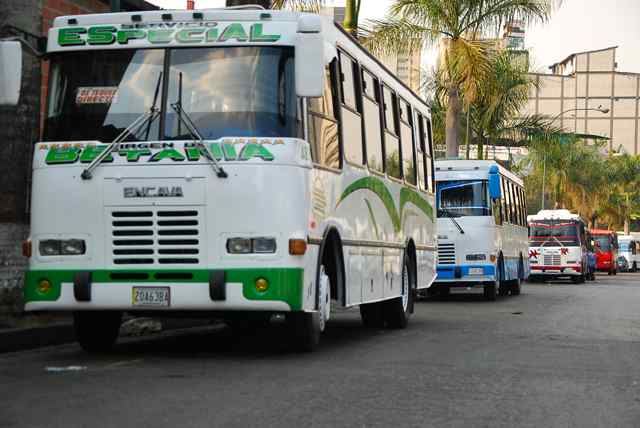 Bajo amenaza | Trasladan 2 cadáveres en bus caraqueño