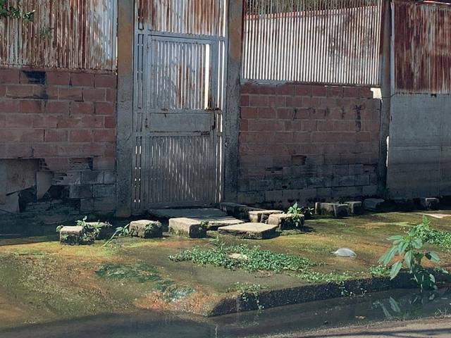 Atención autoridades | Mata Redonda sumida en aguas negras