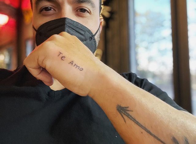 Luis Fonsi se tatuó un «Te amo» dedicado a su hija