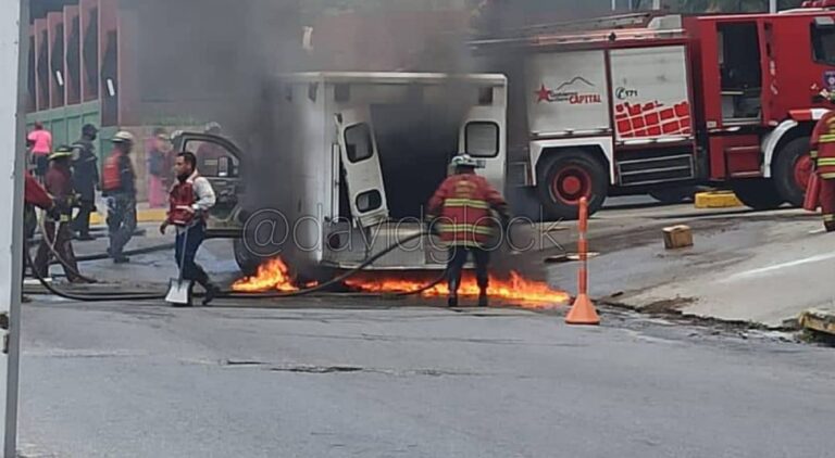 Suceso| Se incendia ambulancia y así terminaron paramédicos