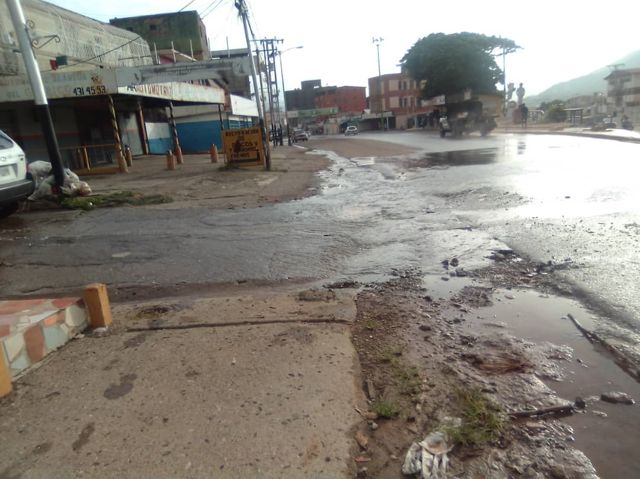 SOS| Incontables litros de agua se desperdician en Avenida Los Llanos