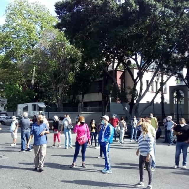 Ciudadanos protestaron por vacunas anti Covid-19