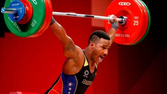 Pesista venezolano Julio Mayora alcanza la medalla de Plata