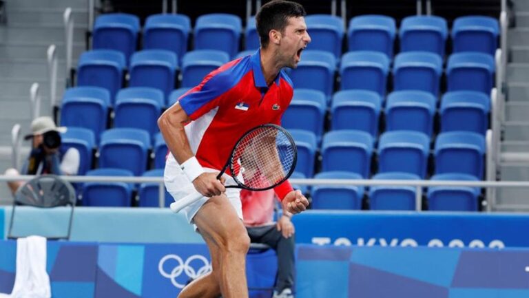 Djokovic vence al local y pasa a semifinales en Tokio