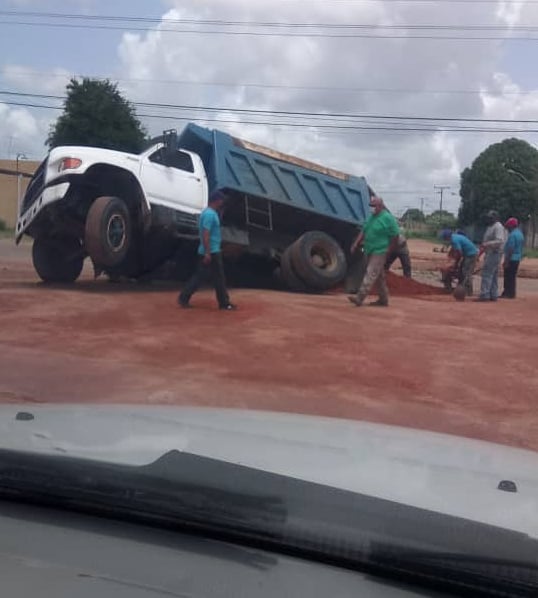 Vialidad | Enorme hueco se traga carros en El Tigre