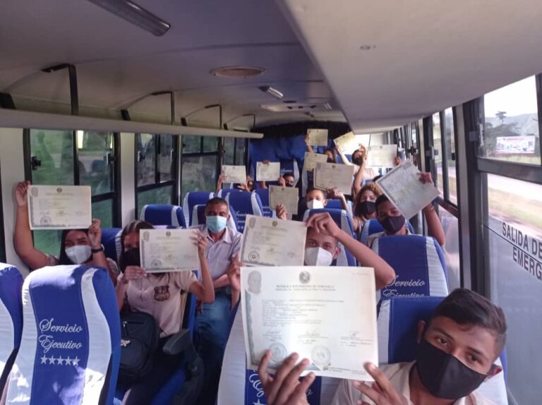 Reconocen a estudiantes con mejor promedio de Guárico