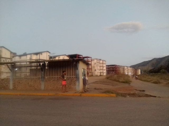 A oscuras y sin agua viven en el Urbanismo Hugo Chávez