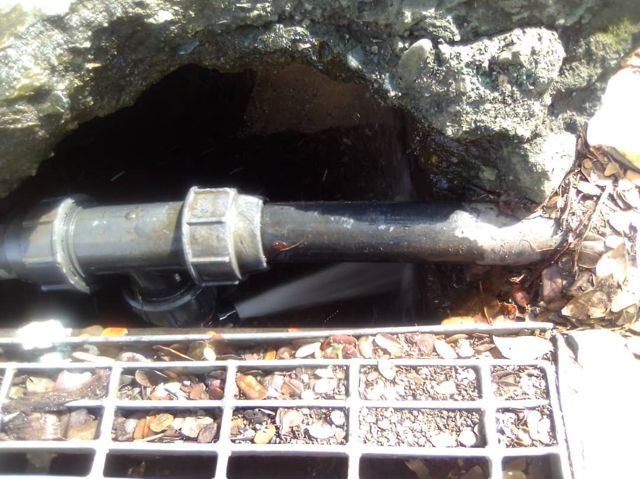 SOS/ Por falla en tubo matriz se pierden miles de litros de agua