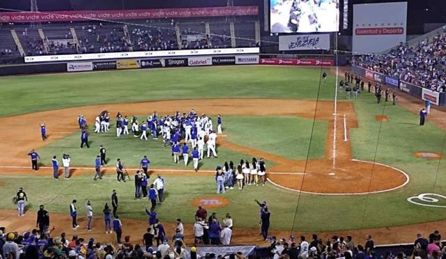 Magallanes selló su pase a la final aplastando a Leones
