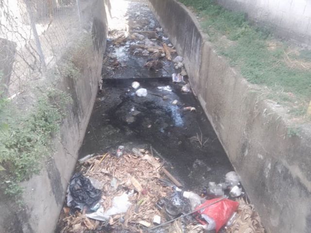 Vecinos llenan quebradas de basura y luego se quejan ante la alcaldía