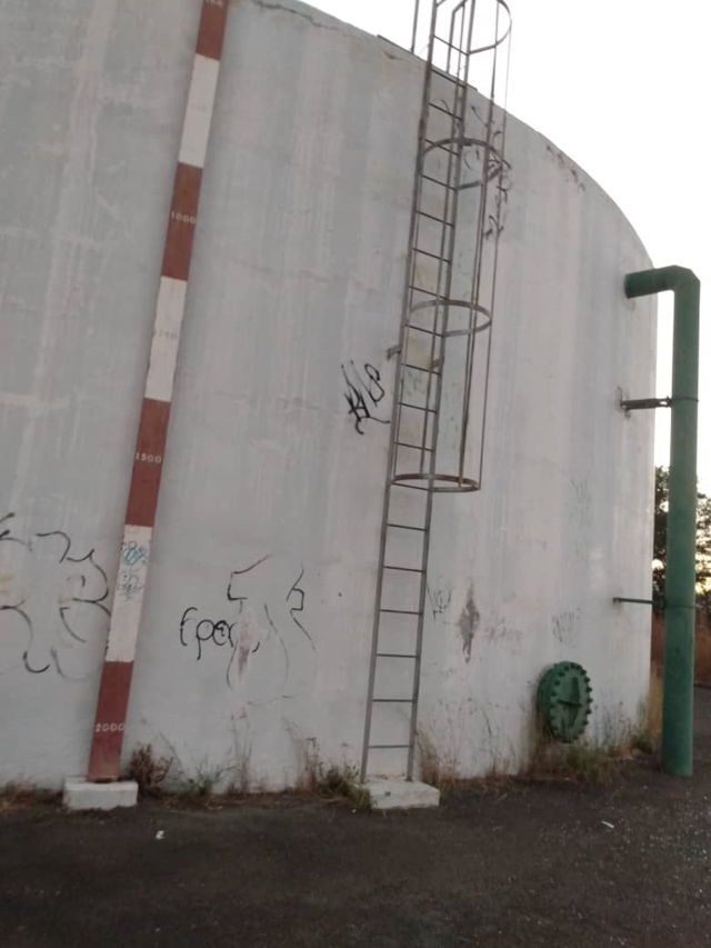 EL AGUA QUE TU BEBES/ Agarraron un tanque de agua en Guárico como piscina +FOTOS