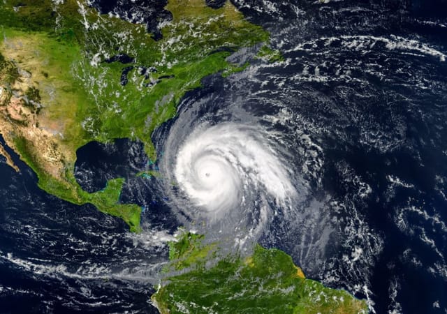 PARAGUAS A LA MANO/Advierten posible tormenta en Venezuela