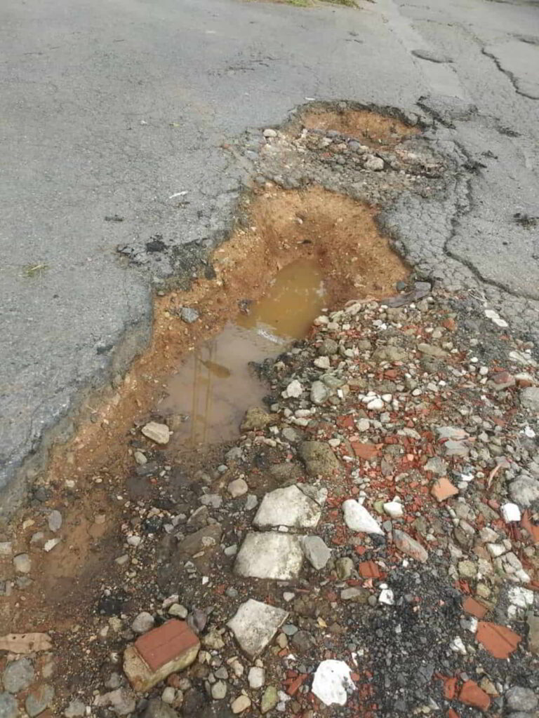DENUNCIA VEN APP/ Calle de La Guaiquera se hunde (+ FOTOS)