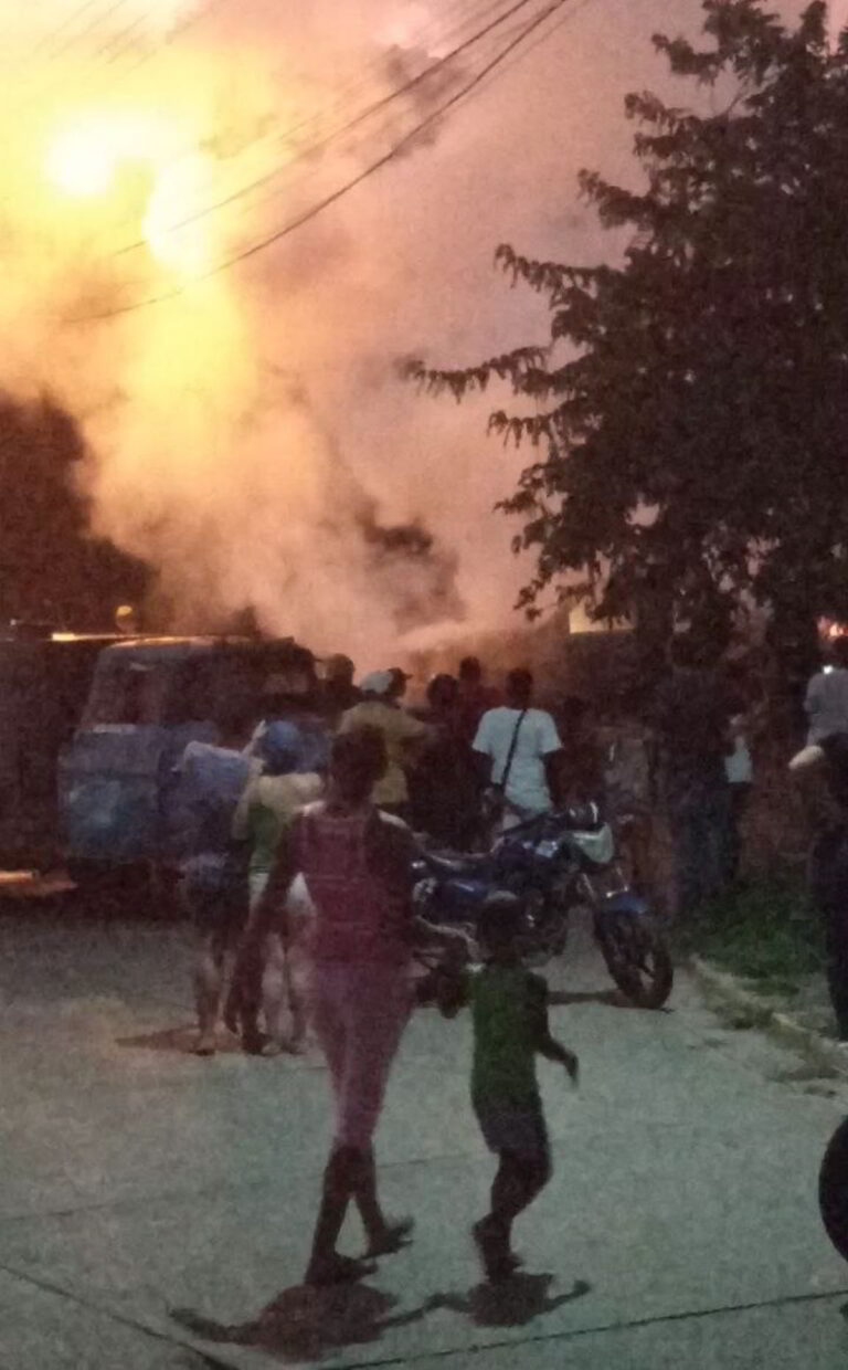 ARDIÓ EN LLAMAS/Camión que transportaba alimentos