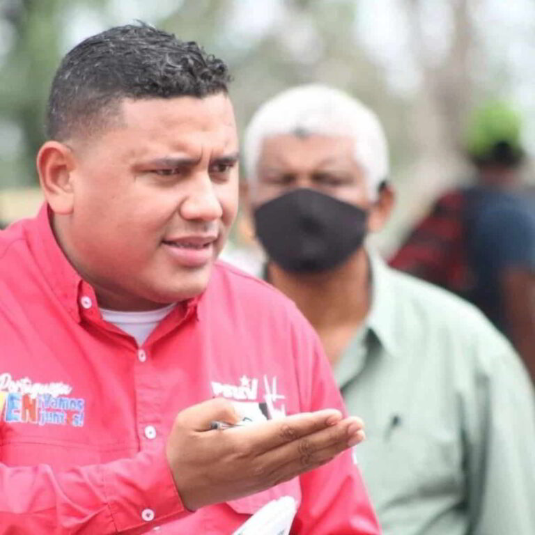 OTRO QUE CAYÓ/ Funcionario del gobierno detenido por presunta extorsión
