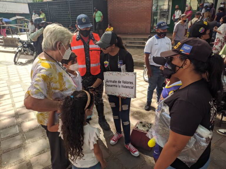Con éxito se llevó a cabo acto público de destrucción de juguetes y videojuegos bélicos “Un Arma ni de Juego”