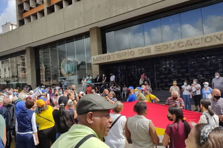 TENDENCIA/Ministra de educación anuncia fecha inicio año escolar
