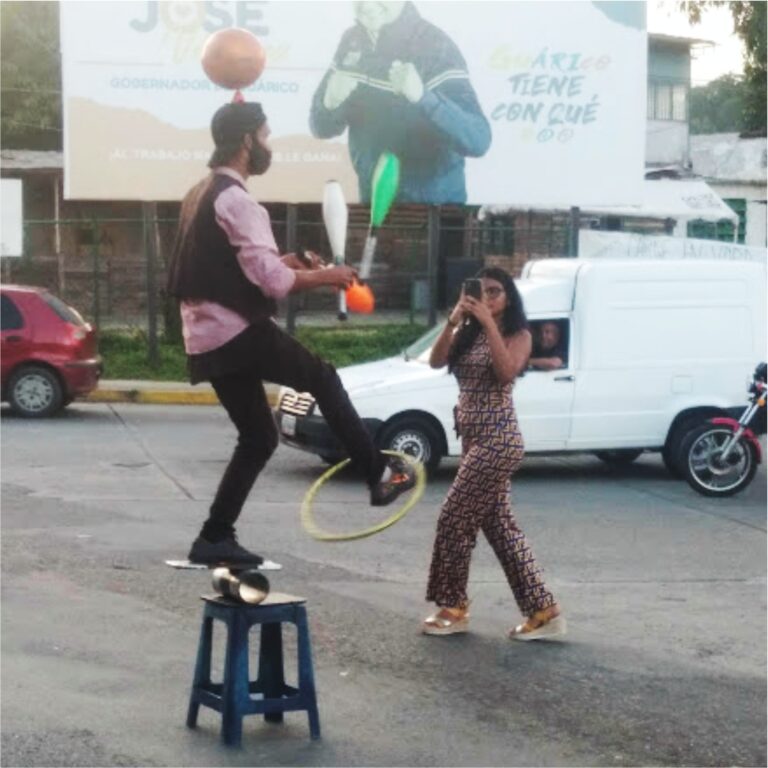 Mientras el semáforo está en rojo estos muchachos demuestran su talento