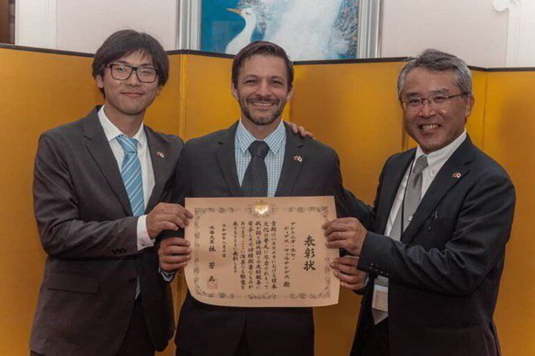 Karateca Antonio Díaz recibe reconocimiento de Japón