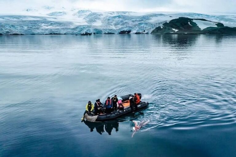 EXTREMO| «La Sirena de Hielo» nada en la Antártida