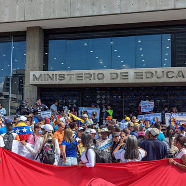 Trabajadores públicos protestan por aumento de salario y desfalco a PDVSA