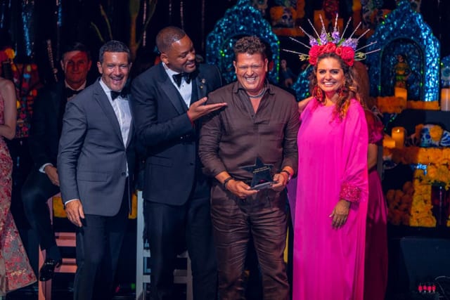 GRANDES / Mira quiénes premiaron al cantante Carlos Vives