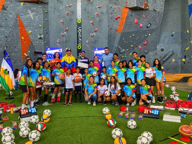 Clubes de voleibol de Apunellarg reciben dotación de materiales deportivos