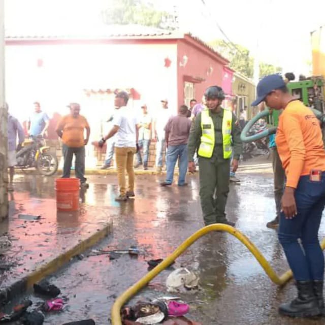 Arden tres locales comerciales en El Socorro