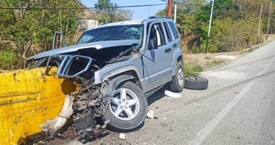 TRANCAZO/ Camioneta se estrella contra defensa en carretera Villa de Cura – San Juan